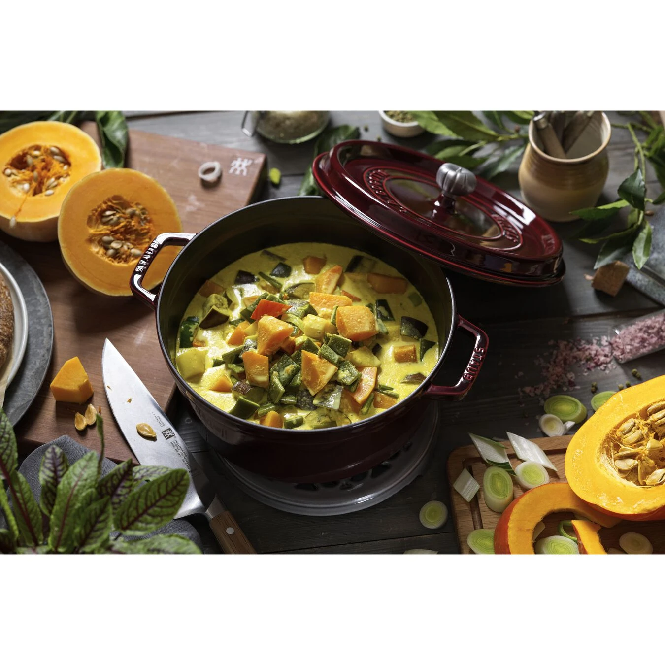 Staub Cocotte 26 Cm, Rund, Grenadine-Rot, Gusseisen 7 Staub Cocotte 26 Cm, Rund, Grenadine-Rot, Gusseisen – Bild 5